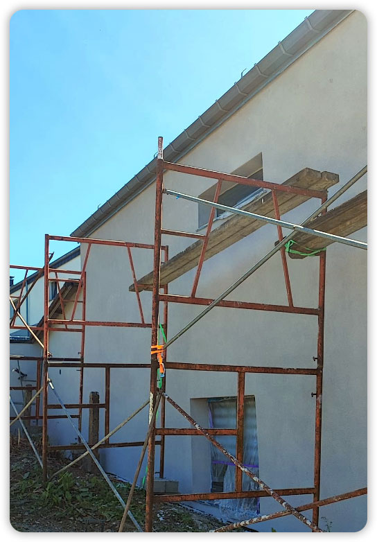 renovation de facade de maison avec echafaudage