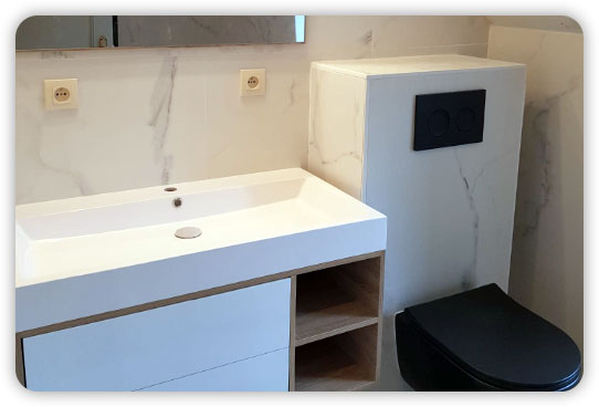 renovation de salle de bain avec evier et wc noir